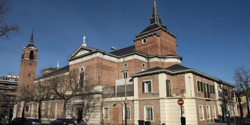 El vicario episcopal de la I administra el sacramento de la Confirmaci&oacute;n en Asunci&oacute;n de Nuestra Se&ntilde;ora