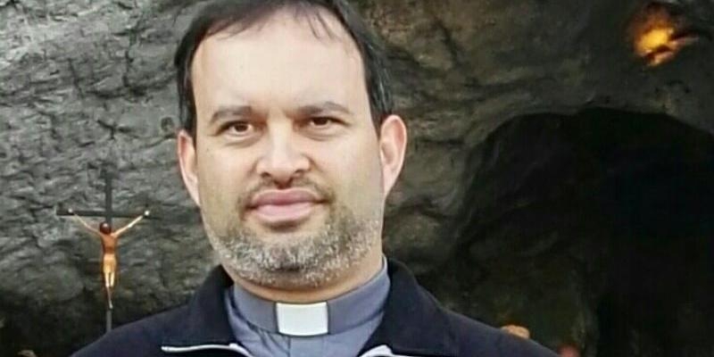El padre Jaime Gutiérrez Villanueva se despide de los feligreses de Santa María del Silencio