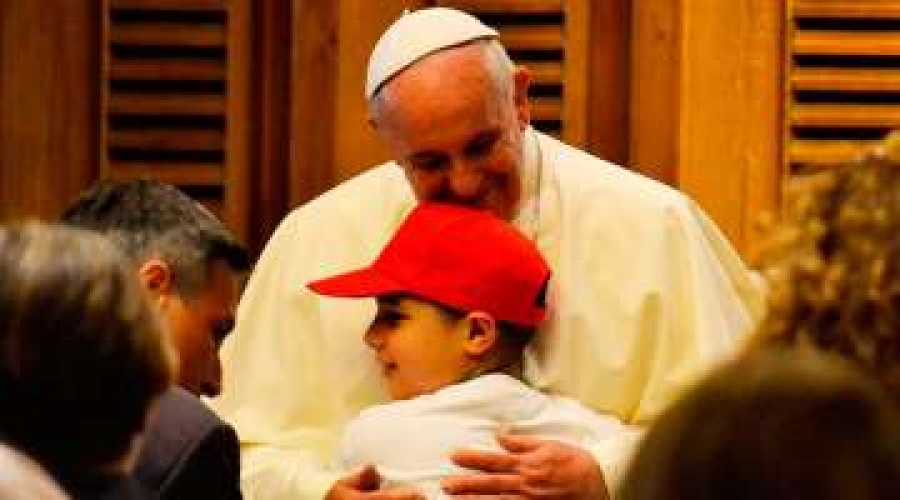 Enseñen a los niños a hacer bien el signo de la cruz, exhorta el Papa Francisco