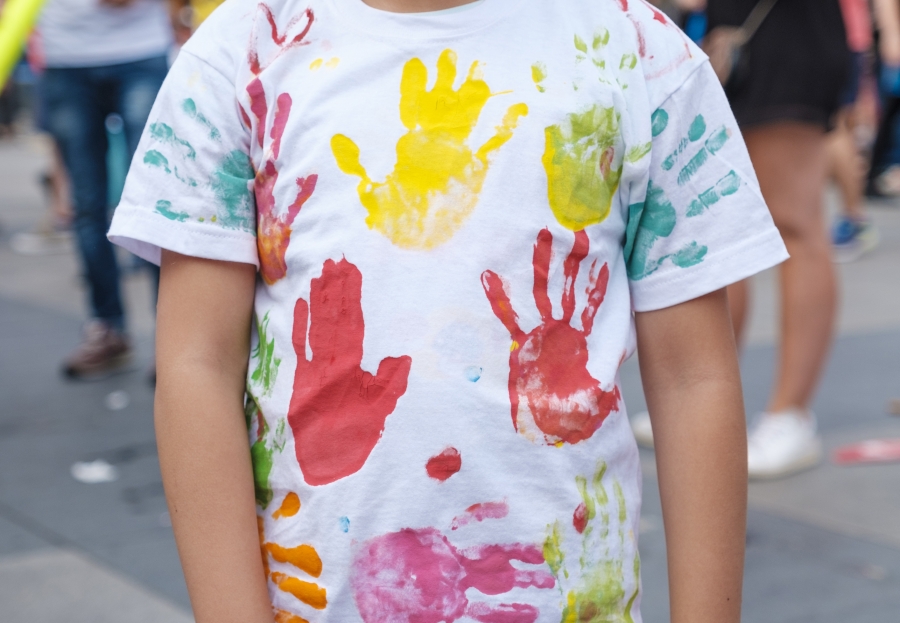 El centro de personas sin hogar de C&aacute;ritas Madrid organiza un taller de pintura en camisetas