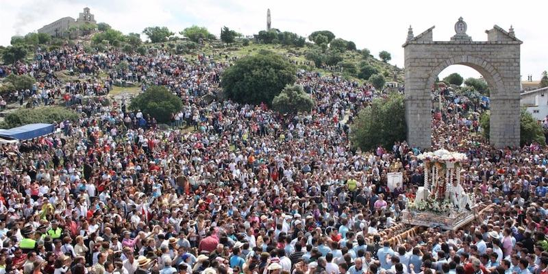 El cardenal Cobo participa en And&uacute;jar en la romer&iacute;a en honor a la Virgen de la Cabeza