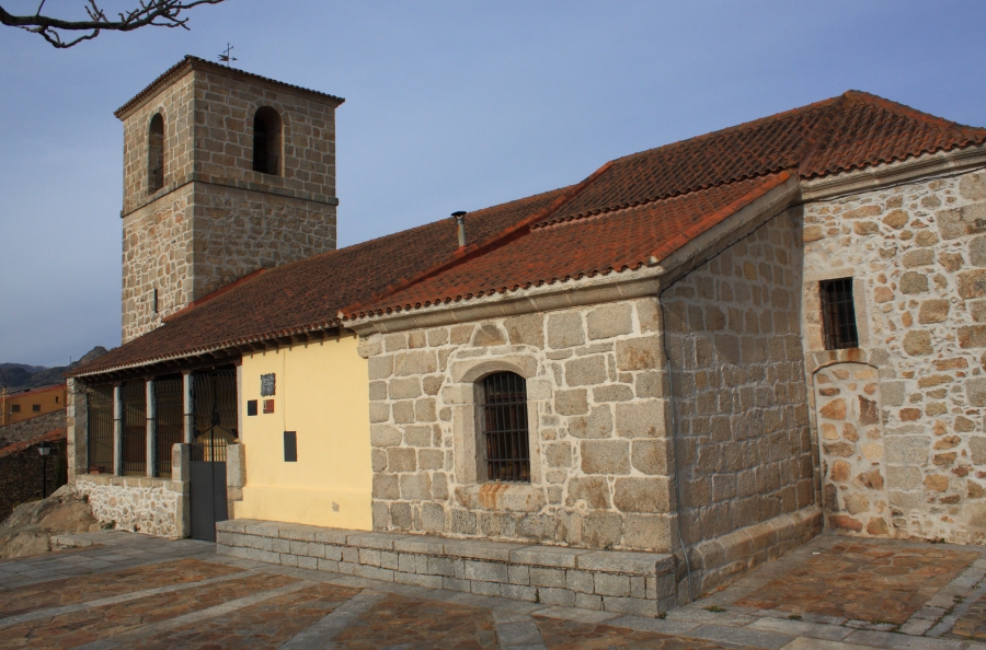 El Sant&iacute;simo sale este domingo en procesi&oacute;n por las calles de El Berrueco