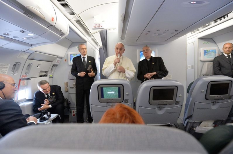 Francisco en el avi&oacute;n: El muro no es una soluci&oacute;n para los inmigrantes