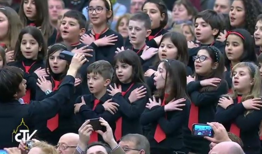 Francisco aprecia la perseverancia de los peque&ntilde;os cantores italianos