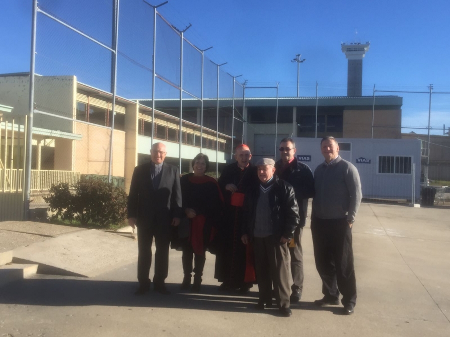 El arzobispo visita a los internos de Soto del Real: &laquo;Dios viene para todos&raquo;