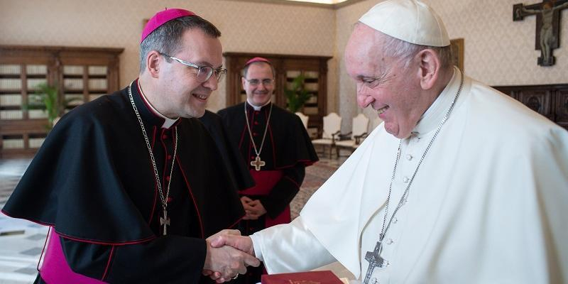Monseñor Jesús Vidal en un encuentro con el Papa Francisco