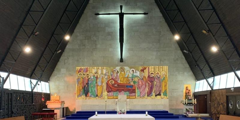 El vicario episcopal de la I administra el sacramento de la Confirmaci&oacute;n en Nuestra Se&ntilde;ora del Tr&aacute;nsito de Canillas