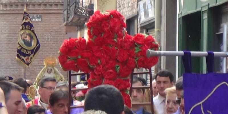 Los ni&ntilde;os de la hermandad de Jes&uacute;s el Pobre celebran la Cruz de mayo