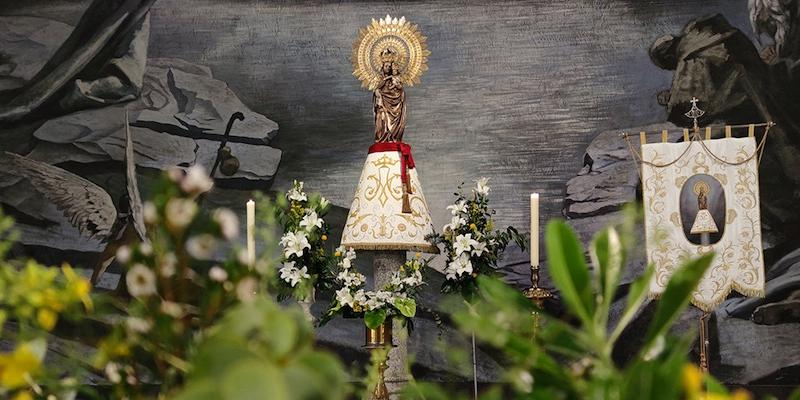 La Congregación de Caballeros y Damas de Nuestra Señora del Pilar despide mayo con una ofrenda floral