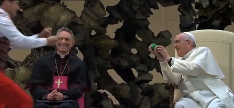 Artistas de circo hacen re&iacute;r a Francisco en la audiencia general (V&iacute;deo)