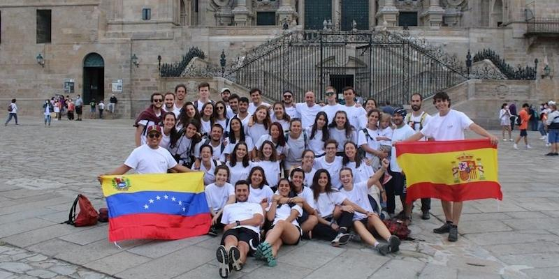 J&oacute;venes de Nuestra Se&ntilde;ora del Carmen de Pozuelo comienzan en Latrille su peregrinaci&oacute;n a Santiago de Compostela