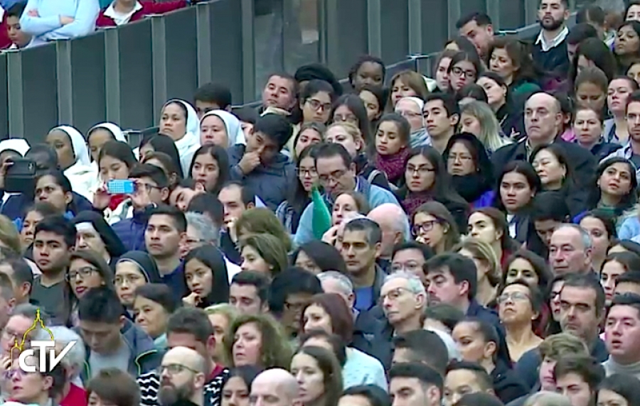 Jóvenes: «Contemplad la grandeza del amor de Jesús que nace y muere por nosotros»