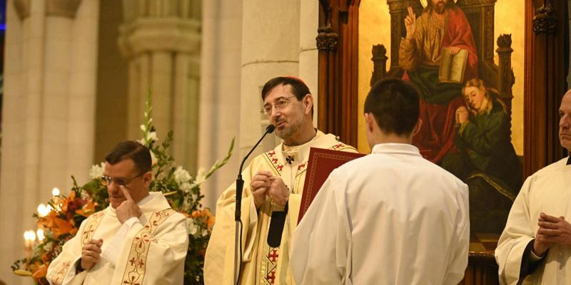 El cardenal José Cobo, en el Domingo de Resurrección: «Hoy nosotros, resucitados, estamos llamados a defender la paz»