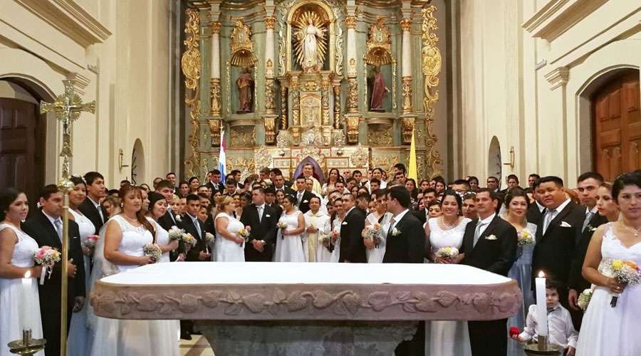 Más de 100 parejas dejan la convivencia y se casan por la Iglesia en Paraguay