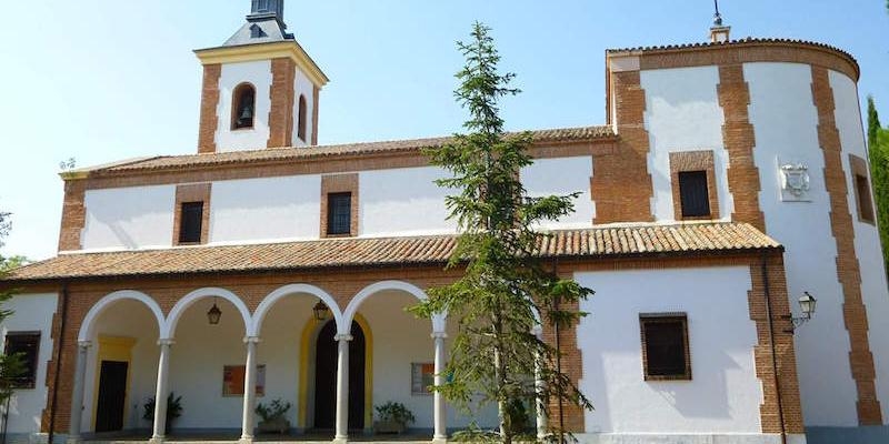 Asunción de Nuestra Señora de Aravaca acoge un encuentro de educadores católicos con monseñor Santos Montoya