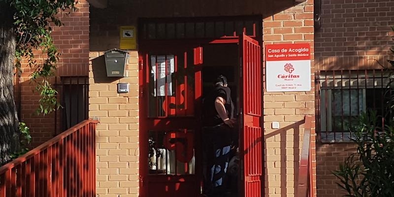 Los residentes de la casa de acogida San Agustín y Santa Mónica de Cáritas Madrid van a la piscina