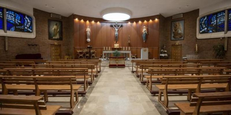 El vicario episcopal de la II administra el sacramento de la Confirmación a adultos de San Emilio