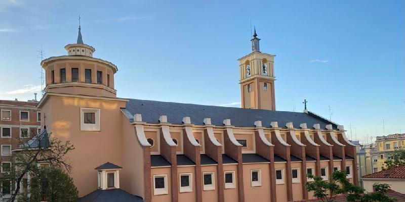 Beata Mar&iacute;a Ana de Jes&uacute;s impone la ceniza a los alumnos de los colegios de la zona