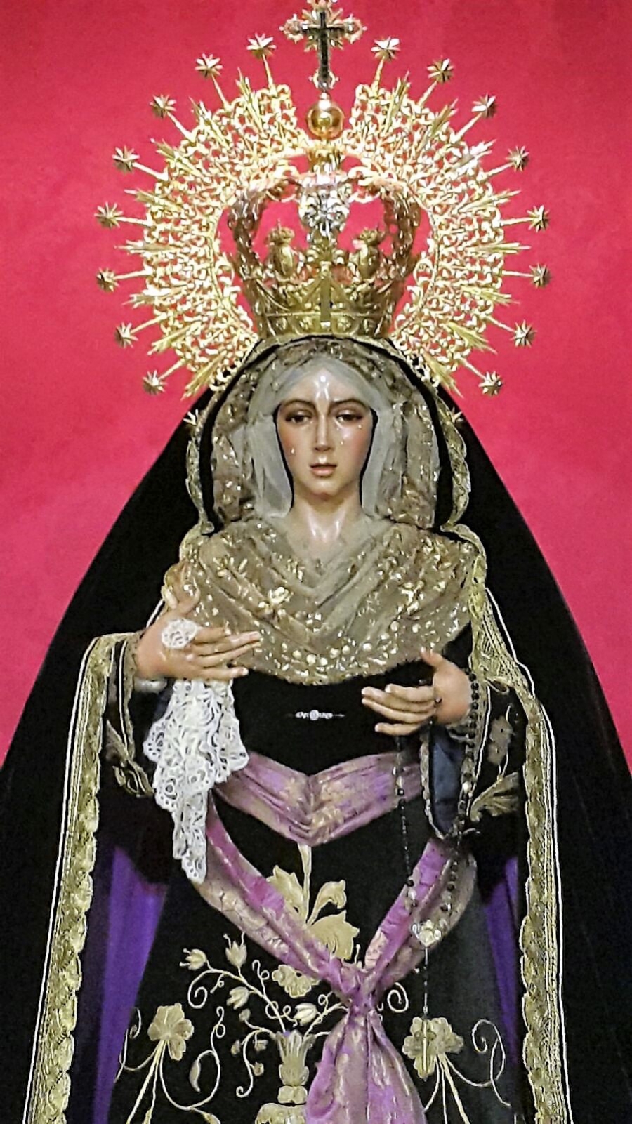 La hermandad del Gran Poder y Macarena celebra un funeral por los hermanos difuntos