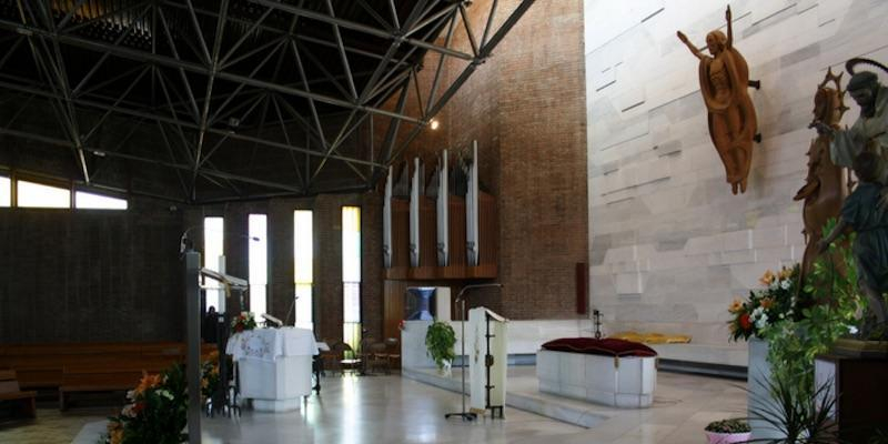 Juan Carlos Merino administra el sacramento de la Confirmaci&oacute;n en Santa Mar&iacute;a de la Merced de Las Rozas