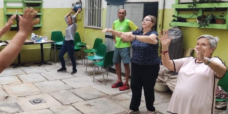 Los voluntarios del centro de atenci&oacute;n a la mujer Alonso Cano se re&uacute;nen para intercambiar experiencias