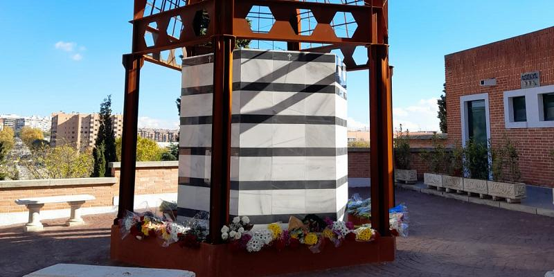 Las flores ofrecidas a la Almudena se llevan al Túmulo del Recuerdo en memoria de las víctimas del coronavirus