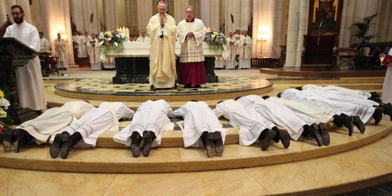 La catedral de Santa Mar&iacute;a la Real de la Almudena acoge la ceremonia de ordenaci&oacute;n de nuevos presb&iacute;teros