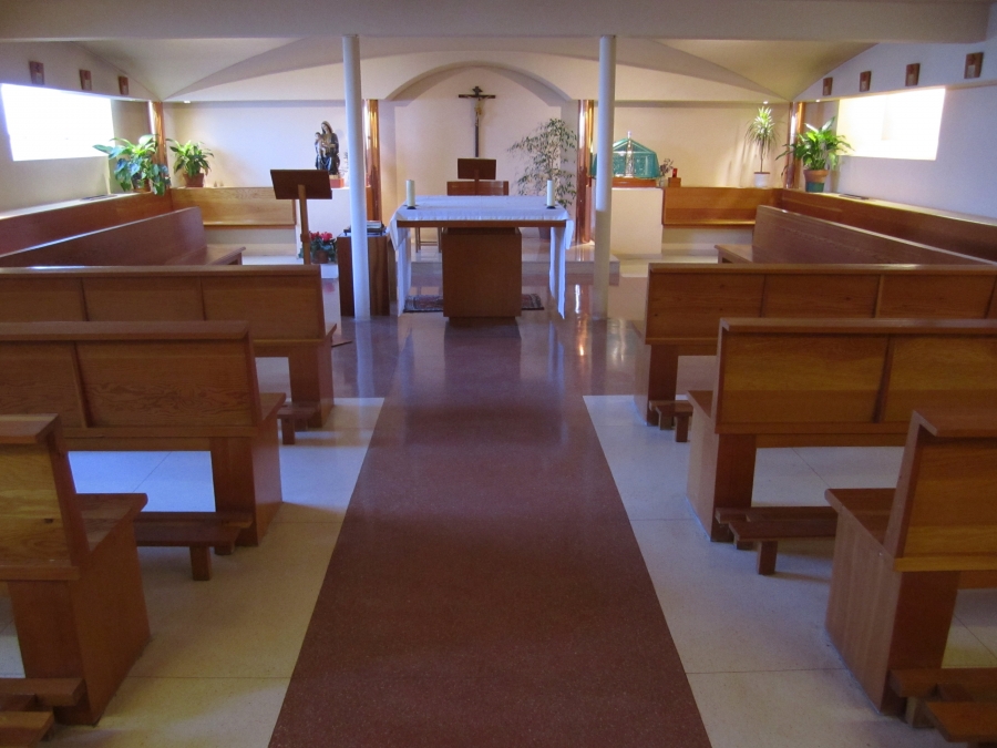 Profesores, personal de Administraci&oacute;n y estudiantes de Somosaguas unidos para dar gracias por el curso que termina