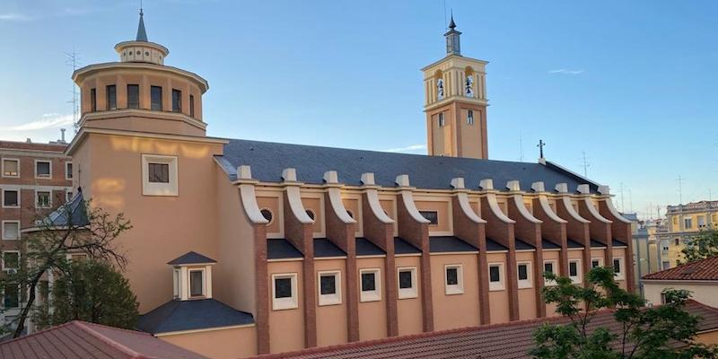 Juan Pedro Guti&eacute;rrez administra el sacramento de la Confirmaci&oacute;n en Beata Mar&iacute;a Ana de Jes&uacute;s