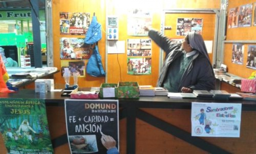 Caseta misionera en el mercadillo navideño de Las Rozas