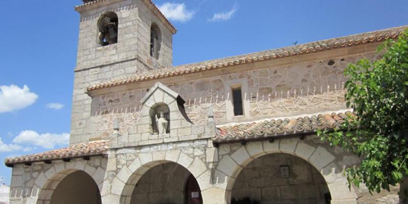 Lozoyuela arranca sus fiestas patronales con el traslado procesional de la Virgen de la Soledad