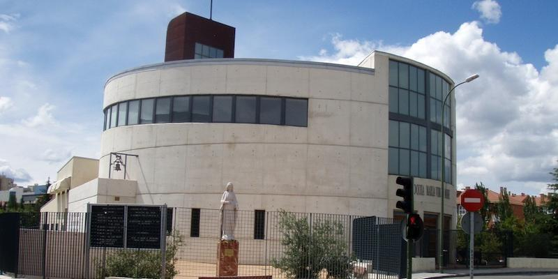 Juan Carlos Vera administra el sacramento de la Confirmaci&oacute;n en Mar&iacute;a Virgen Madre