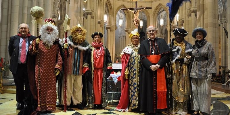 Los Magos de Oriente visitan a los niños de la Fundación Madrina en la catedral