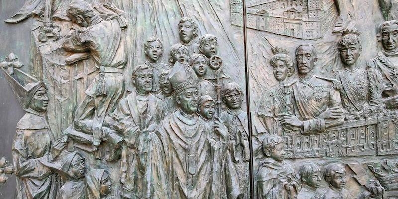 Luis Sanguino realizó las puertas de bronce de la fachada principal de la catedral de la Almudena