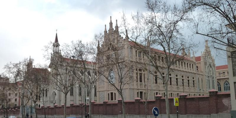 El vicario episcopal de la II administra el sacramento de la Confirmación a alumnos del colegio Nuestra Señora del Pilar