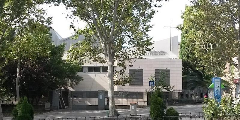 El padre Ángel Camino administra los sacramentos de la iniciación cristiana en Santa María de la Esperanza