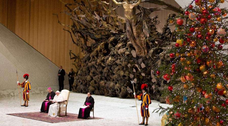 El Papa critica a los que quieren borrar el significado de la Navidad y marginar la fe
