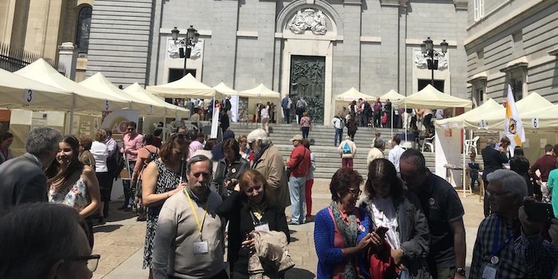 Monse&ntilde;or Santos Montoya presidi&oacute; la vigilia de Pentecost&eacute;s en la catedral de la Almudena