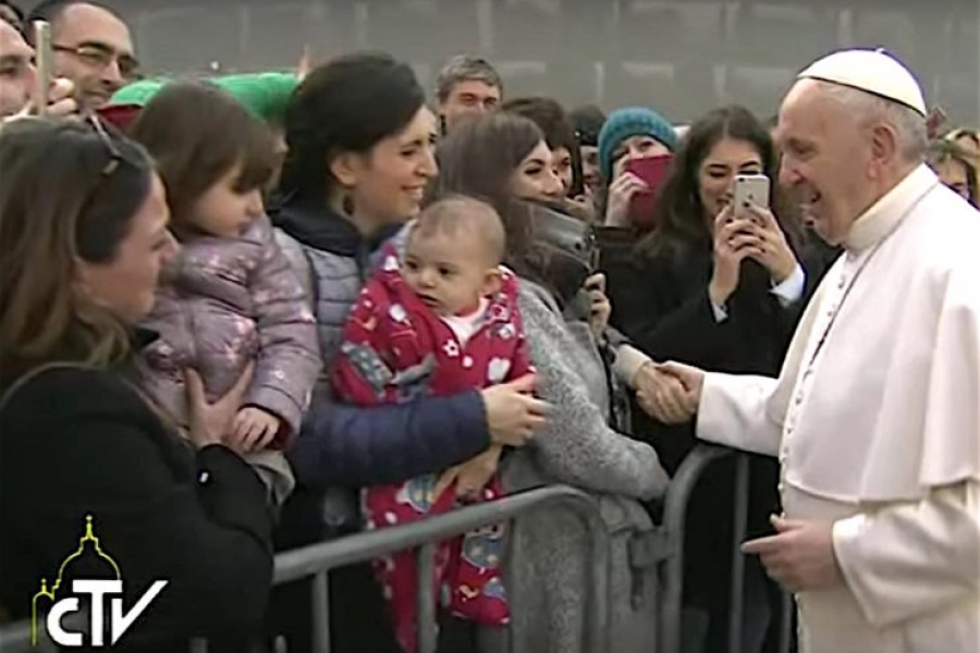 Francisco llega a universidad Roma Tre, recibido con aplausos, 'selfies' y coros