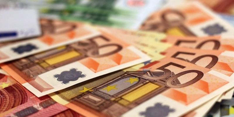 Pedro Jos&eacute; G&oacute;mez Serrano imparte una charla sobre religi&oacute;n y econom&iacute;a en la capilla universitaria de Somosaguas