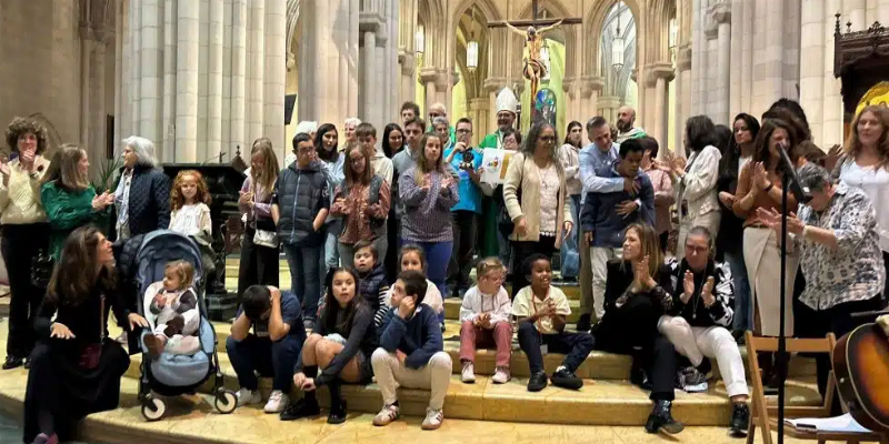 Vicente Martín Muñoz, obispo auxiliar de Madrid, en la Misa Jubilar con profesionales y familias del Colegio María Corredentora: «Nadie está incapacitado para acoger el amor de Dios»