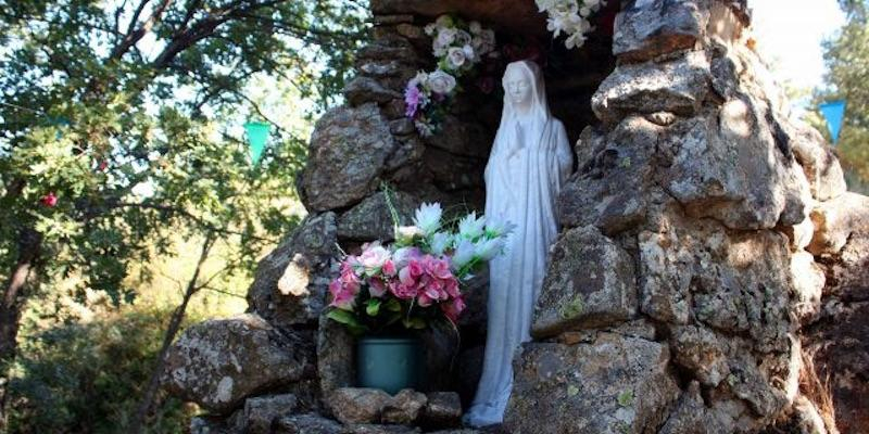 La Acebeda despide el mes de julio con una romería en honor a la Virgen Blanca
