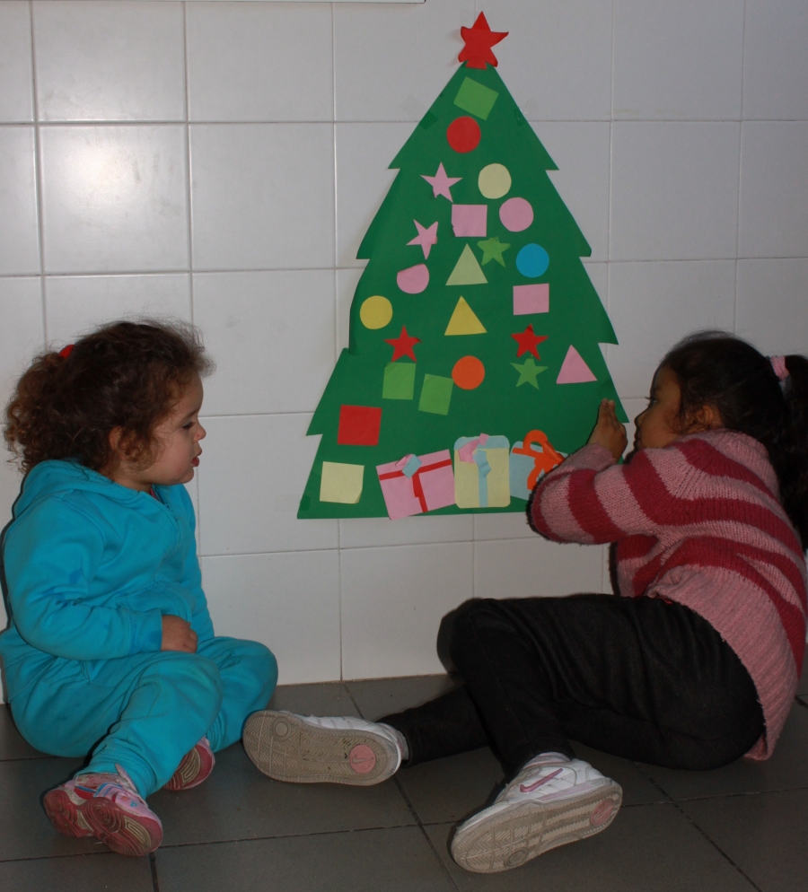 Los niños del colegio 'San Alfonso' decoran el Centro de Estudios Sociales de Cáritas Madrid