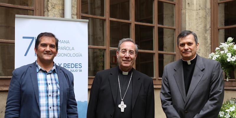 Monse&ntilde;or Lucio Adri&aacute;n, secretario de Comunicaci&oacute;n del Vaticano: &laquo;Somos misioneros en la era digital y en ella es imprescindible conocer los c&oacute;digos&raquo;