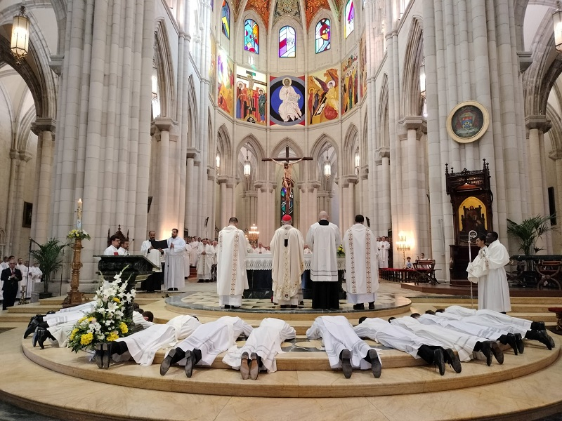 Trece sacerdotes nuevos para la diócesis: «Habéis sido elegidos para una tarea singular: ser el Señor en medio de los hombres»