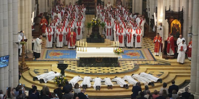 &laquo;Siempre ser&eacute;is servidores del pueblo de Dios&raquo;, recuerda el cardenal Jos&eacute; Cobo a los 10 di&aacute;conos ordenados en la Almudena