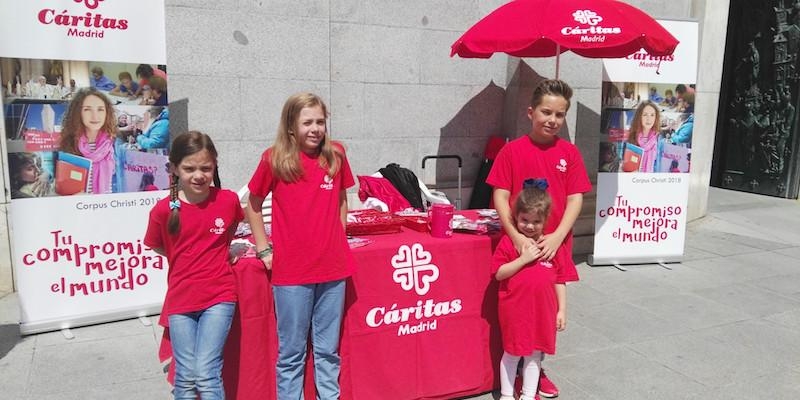 C&aacute;ritas Diocesana de Madrid instala en la catedral una mesa informativa en la festividad del Corpus Christi