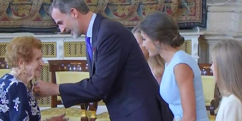 El Rey condecora a la voluntaria valenciana de C&aacute;ritas de 107 a&ntilde;os Clotilde Veniel con la Orden del M&eacute;rito Civil