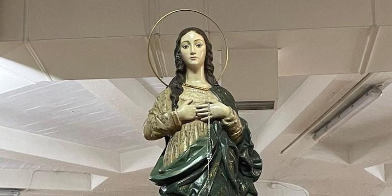 El vicario episcopal de la III administra el sacramento de la Confirmaci&oacute;n en Nuestra Se&ntilde;ora de los Ap&oacute;stoles