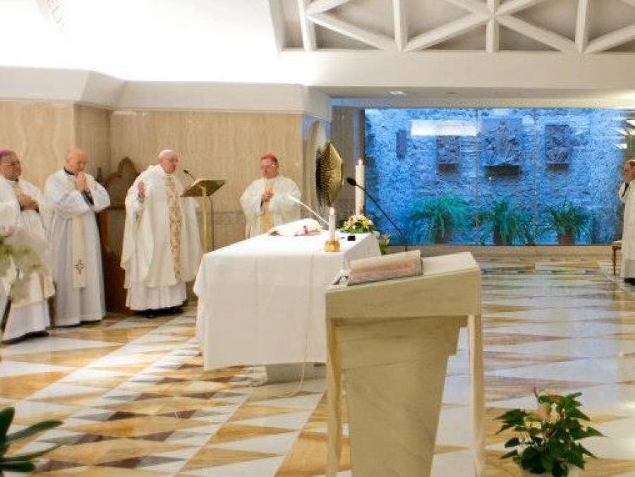 El Papa en Santa Marta: el apego al dinero destruye familias
